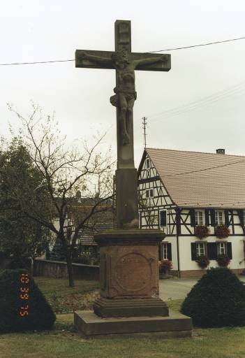 Vue d'ensemble de la croix de cimetière avec sa croix refaite.