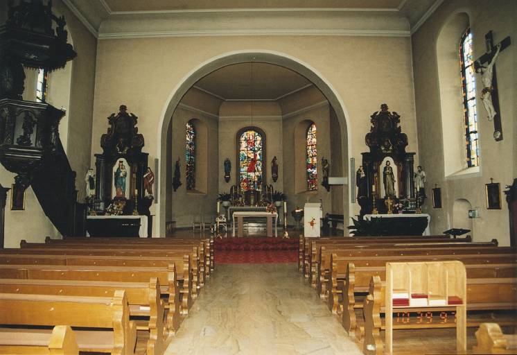 Vue d'ensemble de la nef et du choeur.