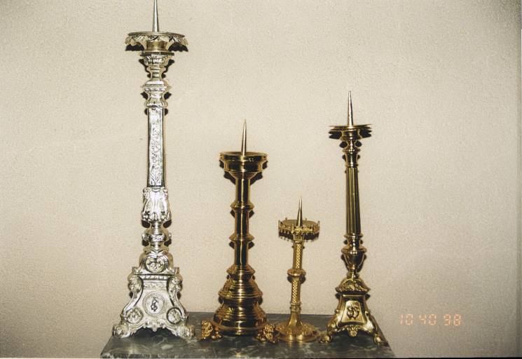 Chandelier d'autel 1, 3e quart du 19e siècle, chandelier d'autel 2, limite 19e siècle-20e siècle, chandelier d'autel 3, 4e quart du 19e siècle, chandelier d'autel 4, 3e quart du 19e siècle.