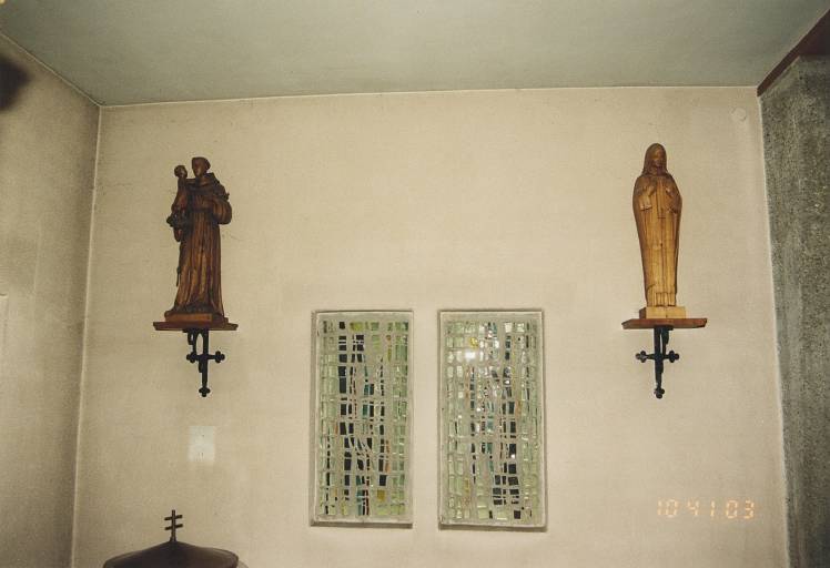 Statue de saint Antoine de Padoue, 1er quart du 20e siècle (?), dalles de verre d'Ernest Werlé de Haguenau, vers 1962 et statue du 3e quart du 20e siècle (vers 1962 ?).