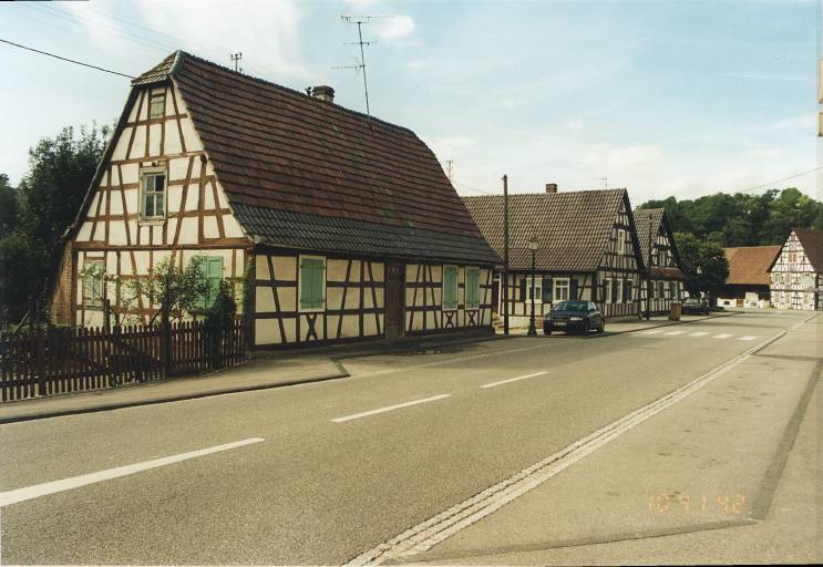 Vue de la rue de la Haute-Vienne, vers l'ouest, avec fermes n°13 à 17.