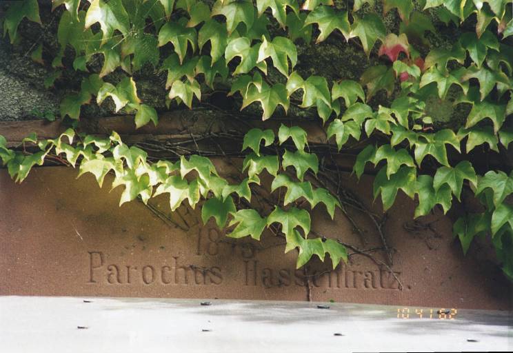 Détail de l'inscription sur le linteau de la porte d'entrée, avec date 1875.