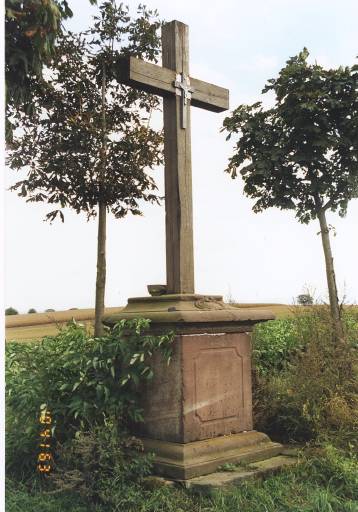 Croix de chemin D, sur un chemin rural, au lieu-dit Neuhof. Piédestal du milieu du 18e siècle, croix du 20e siècle. Vue d'ensemble.
