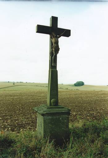Croix de chemin E, datée de 1806, sur le montant. R. N. 63.