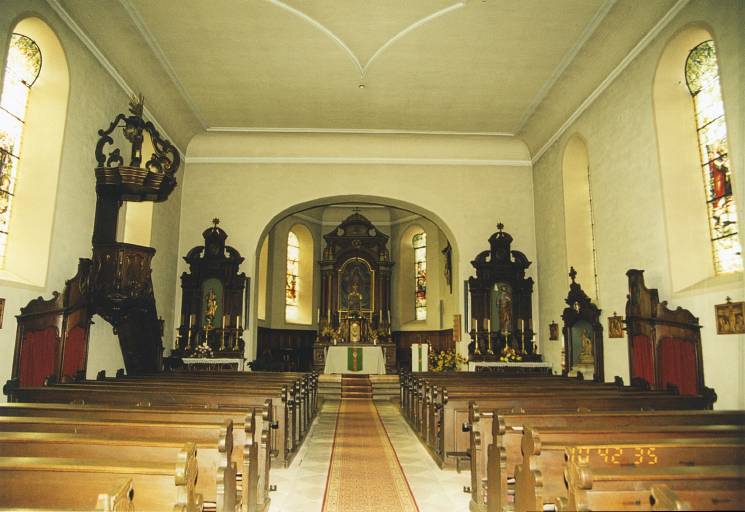 Vue de la nef et du choeur.