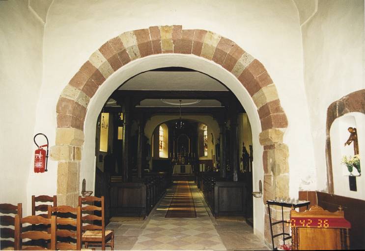 Ancien arc triomphal au rez-de-chaussée de la tour, vers la nef.