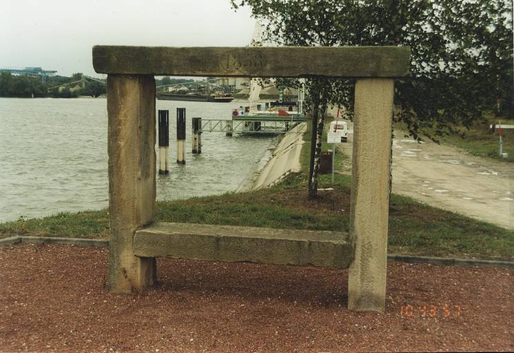 Port du Rhin. Banc public (A), de 1858, surplombant le fleuve.