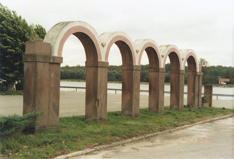Port du Rhin. Vestiges de l'ancienne capitainerie au bord du Rhin.