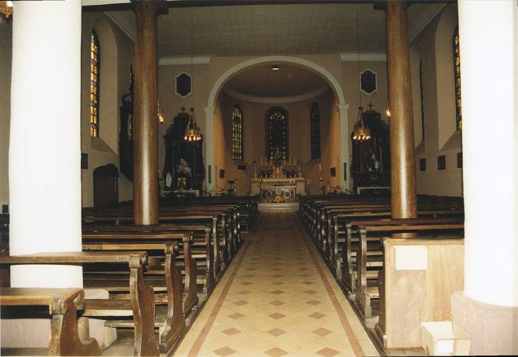 Vue de la nef et du choeur.