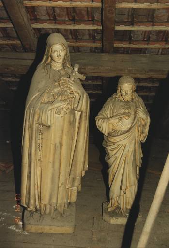 Statue de sainte Thérèse de l'Enfant Jésus par l'Institut Saint-Joseph, vers 1931 et statue du Sacré-Coeur, limite 19e siècle-20e siècle.