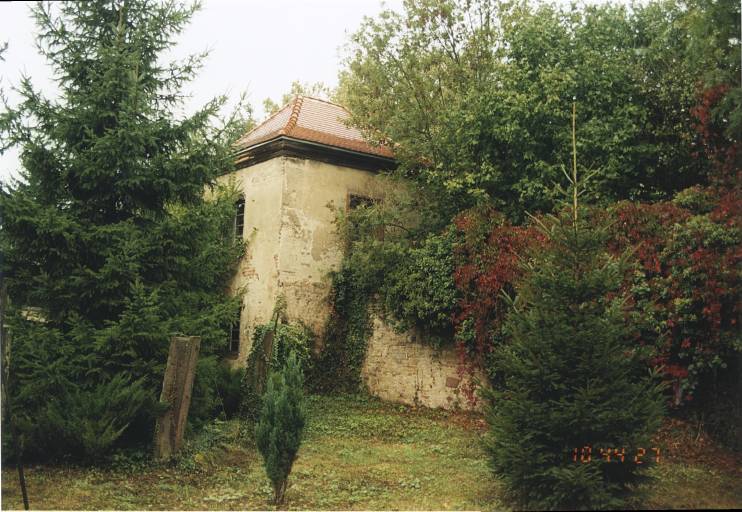 Vue d'une tour, remaniée, de l'enceinte nord du château, depuis le jardin du presbytère.