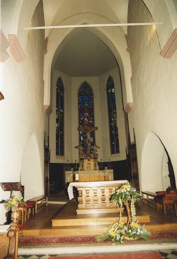 Vue de l'avant-choeur (sous la tour) et du choeur.