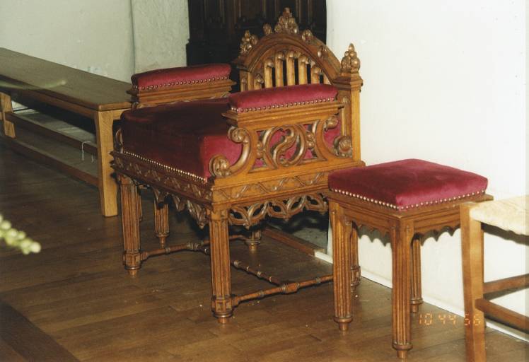 Siège de célébrant et tabouret d'acolyte, limite 19e siècle-20e siècle.