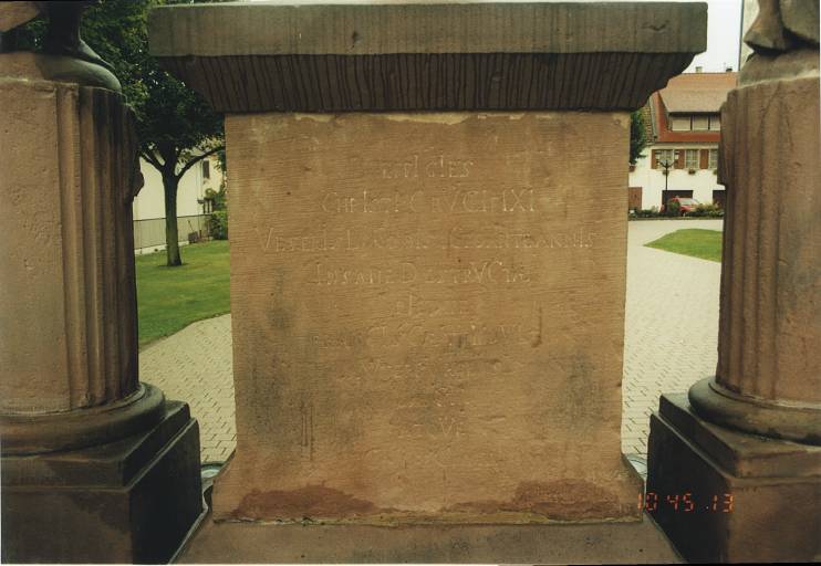 Détail de l'inscription sur le revers du piédestal.