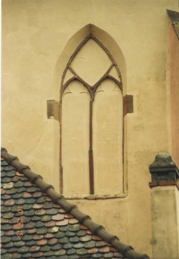 Fenêtre du choeur au-dessus de la sacristie sud.