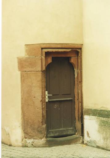 Porte de la tourelle d'escalier.