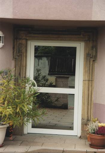 Porte (H), du 1er quart du 18e siècle (?), remployée dans un immeuble moderne.