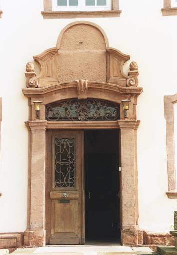 Porte d'entrée côté cour.