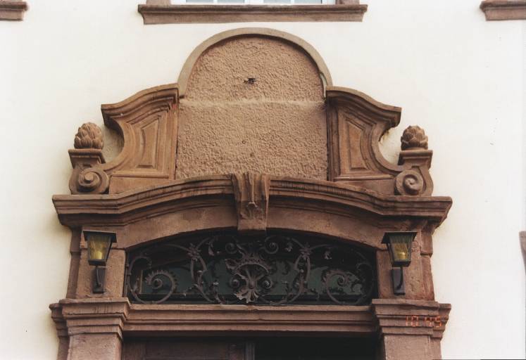 Porte d'entrée côté cour. Vue partielle.