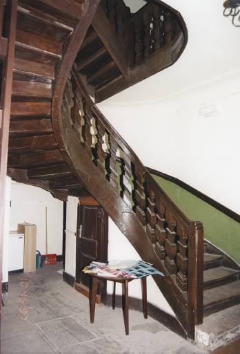 Vue de l'escalier depuis le vestibule du rez-de-chaussée.