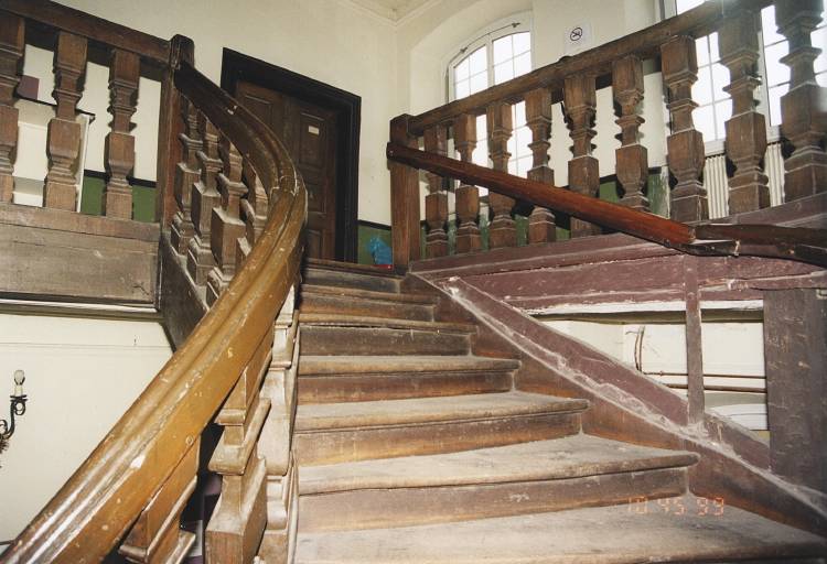 Vue de l'escalier et du palier de l'étage.