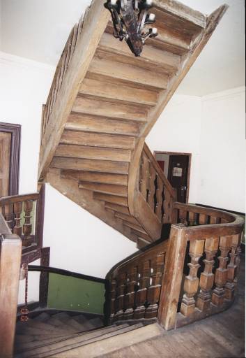 Vue de l'escalier depuis le palier de l'étage.