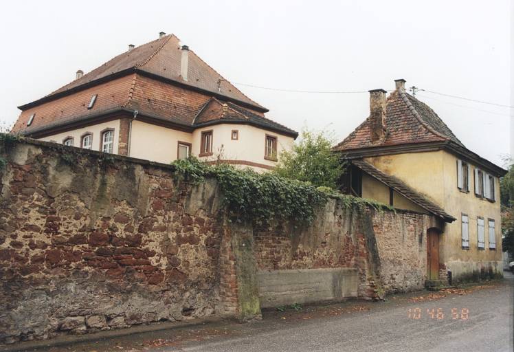 Mur du jardin et maison annexe depuis le nord-est.