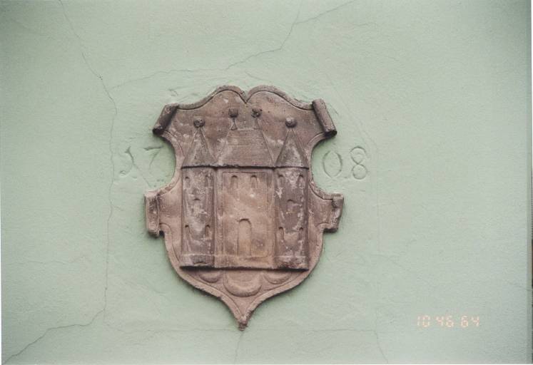 Ecu aux armes de Lauterbourg (K), daté de 1708, remployé dans une construction rue du Général-Mittelhauser.