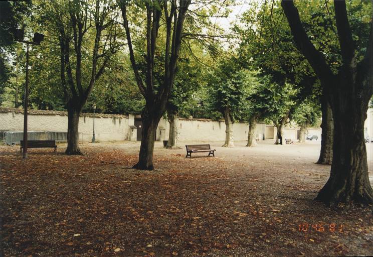 Mur d'enceinte sud du château depuis la place.