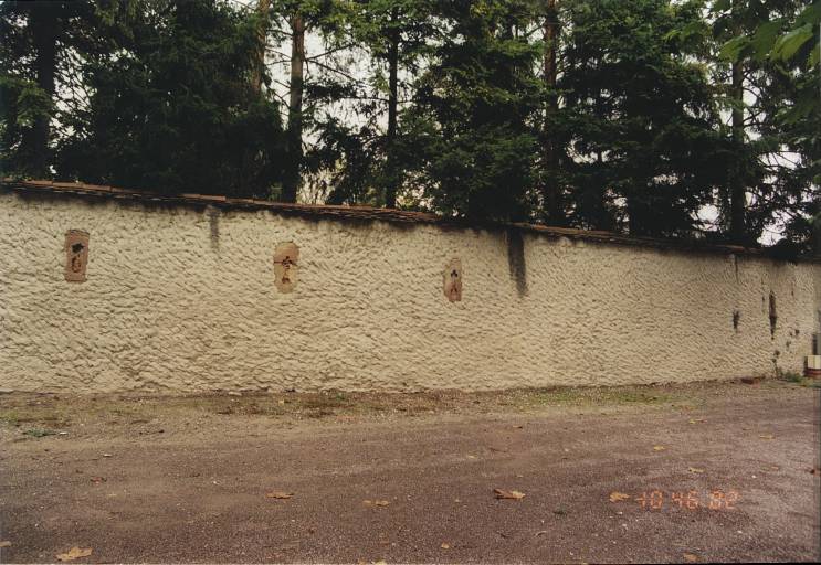 Vue partielle du mur d'enceinte sud du château, depuis la place.