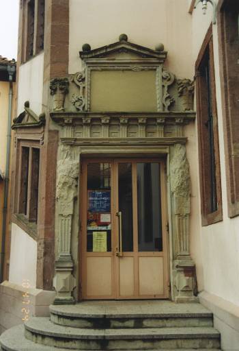 Tourelle d'escalier. Vue de la porte d'entrée datée 1592.