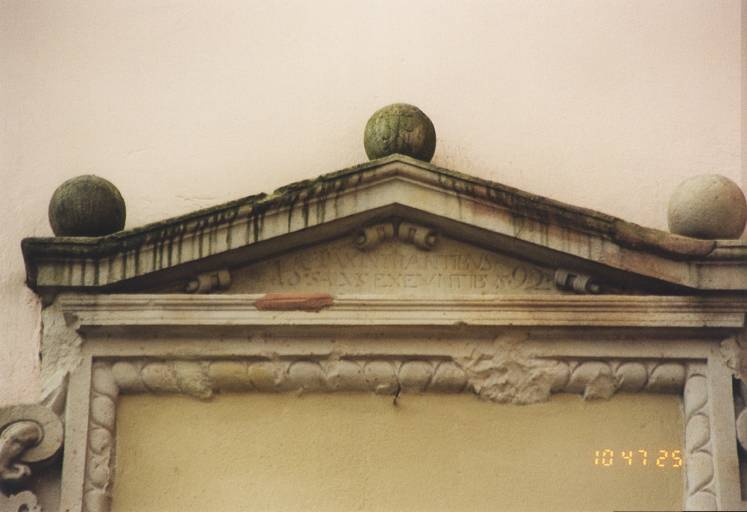 Tourelle d'escalier. Détail du couronnement de la porte d'entrée, datée 1592.