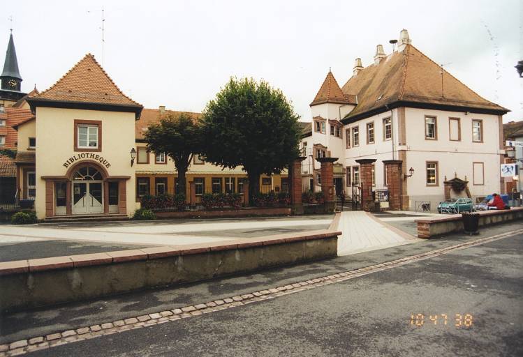 Vue d'ensemble de l'édifice avec bâtiments militaires (à gauche) construits à l'emplacement des anciennes dépendances.