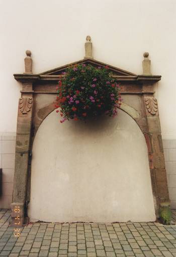 Elévation ouest. Vue de la porte de cave condamnée.