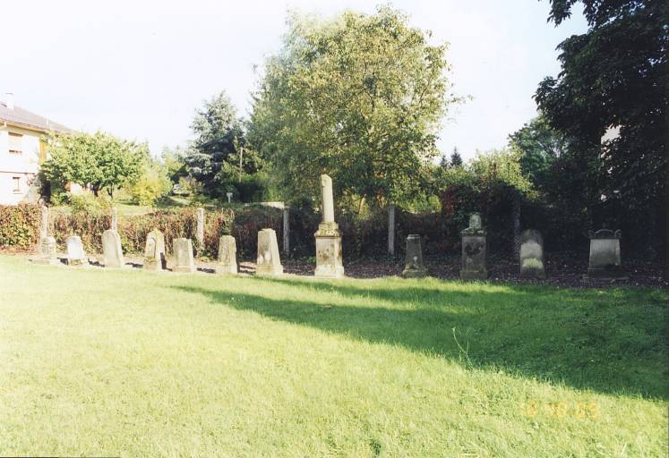 Vue de la partie du cimetière réservée aux tombes des enfants.