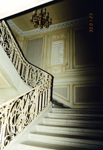 Escalier et décor de la cage d'escalier.