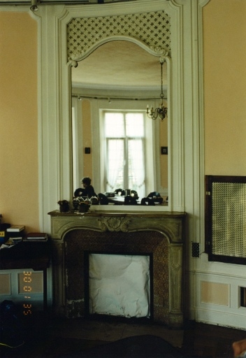 Cheminée et dessus de cheminée du salon-rotonde.