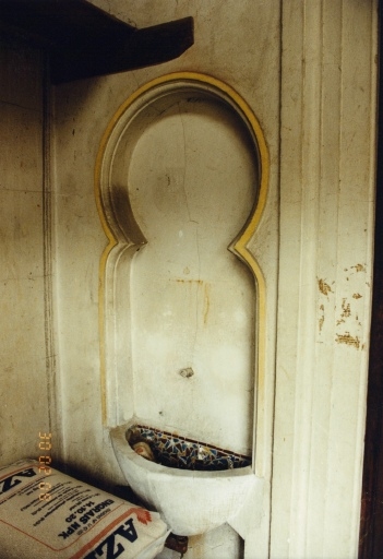 Fontaine dans le vestibule, avec décor de la cuvette en mosaïque.