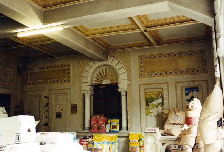 Salle de prière : vue vers l'Aron.