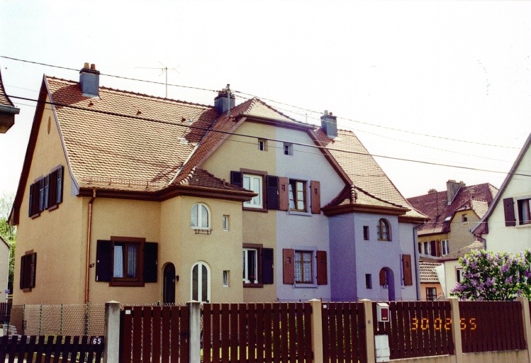 2 maisons accolées, vues de la rue.