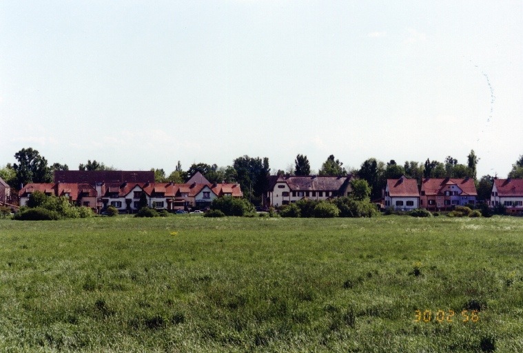 Vue d'ensemble de la cité, depuis le Faubourg des Vosges (CD 35).