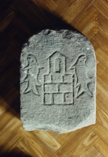 Borne (fragment), avec les armoiries de la ville de Cernay, datée au revers 1780.