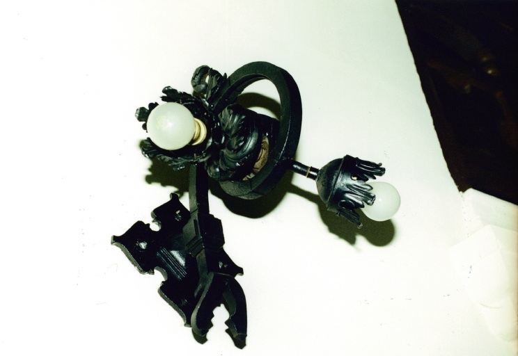 Lampe d'applique en ferronnerie.