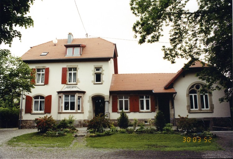 Presbytère et salle paroissiale, dans le jardin derrière le temple.