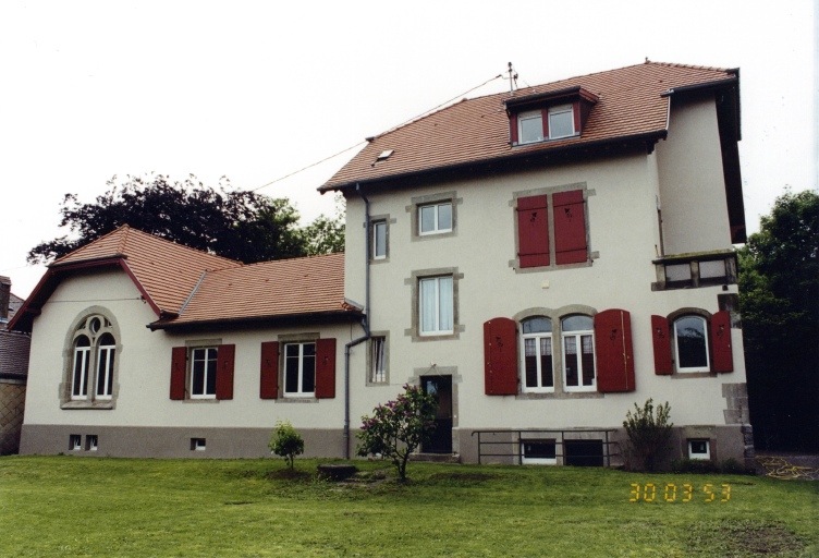 Vue du presbytère et de la salle paroissiale depuis le nord (façade arrière).