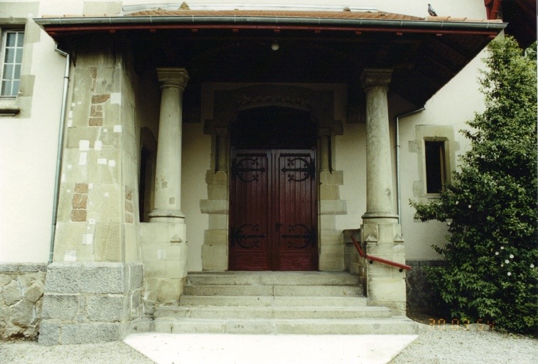 Perron et auvent du temple.