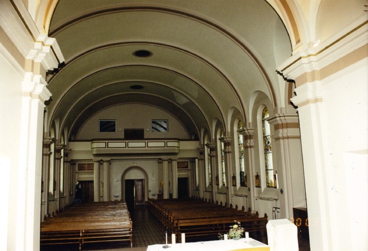 Vue intérieure de la chapelle, vers la tribune.