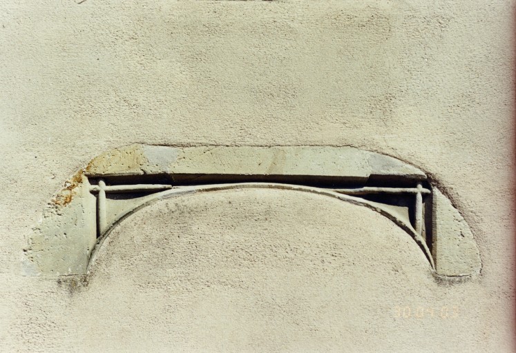 Linteau de porte encastré dans le pignon ouest (milieu 16e siècle ?).