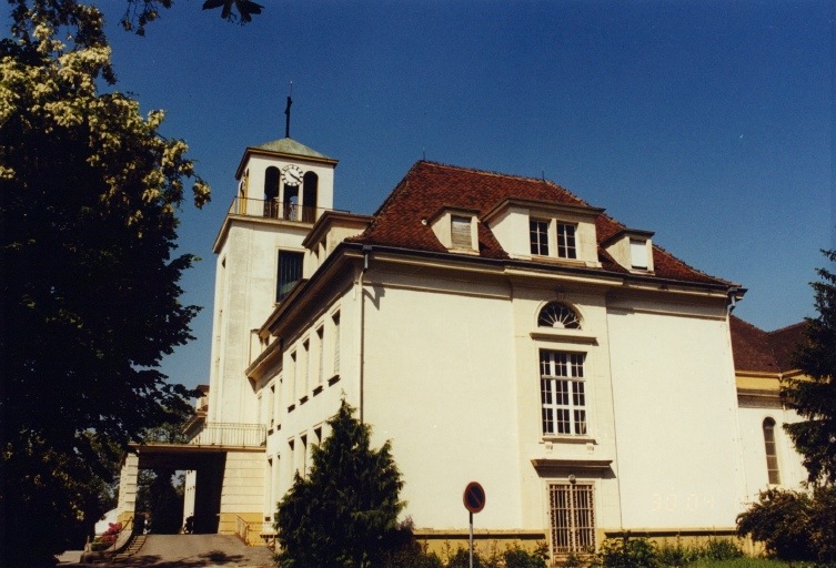 Pavillon de l'administration, avec le clocher et la chapelle.