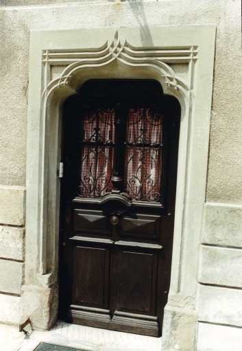 Encadrement de porte néo-gothique (tour est).